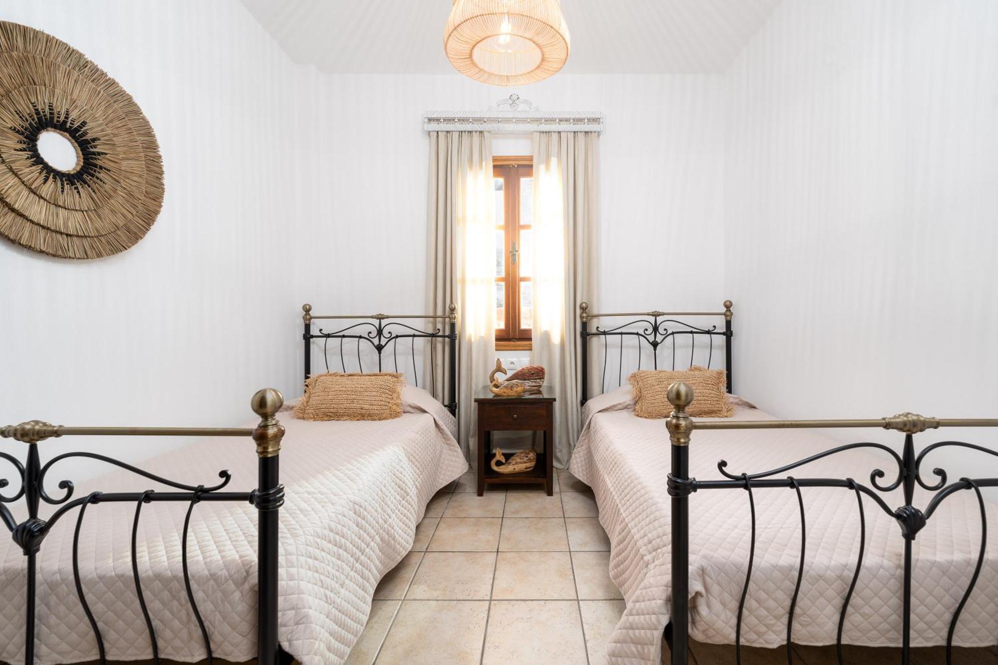 Villa Antonis Chalki Town Luaran gambar